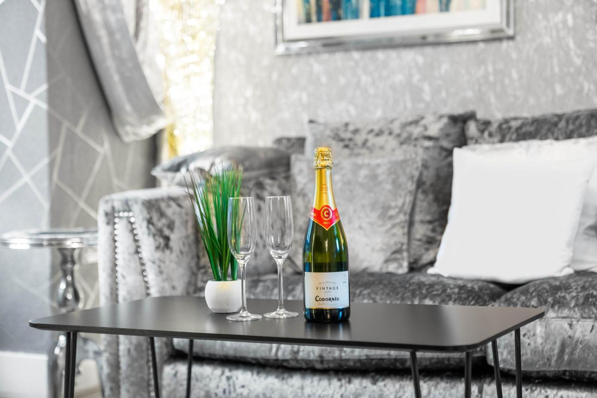 Luxury 1 Bed Flat With Parking 11K - Top Rated - Netflix - Wifi - 70 Inch Smart Tv - Birmingham City Centre - Tv In Bedroom - Top Rated 외부 사진