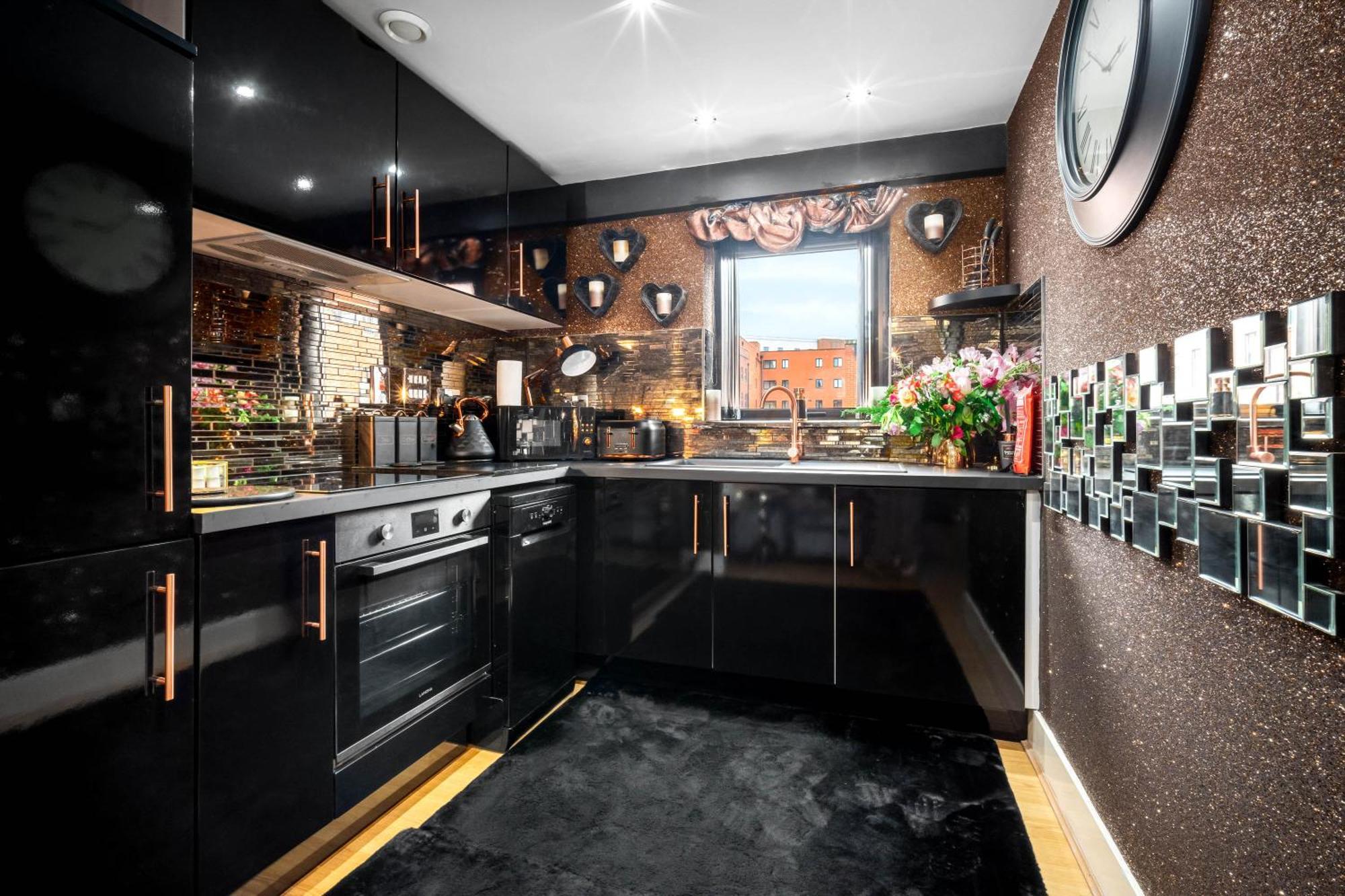 Luxury 1 Bed Flat With Parking 11K - Top Rated - Netflix - Wifi - 70 Inch Smart Tv - Birmingham City Centre - Tv In Bedroom - Top Rated 외부 사진