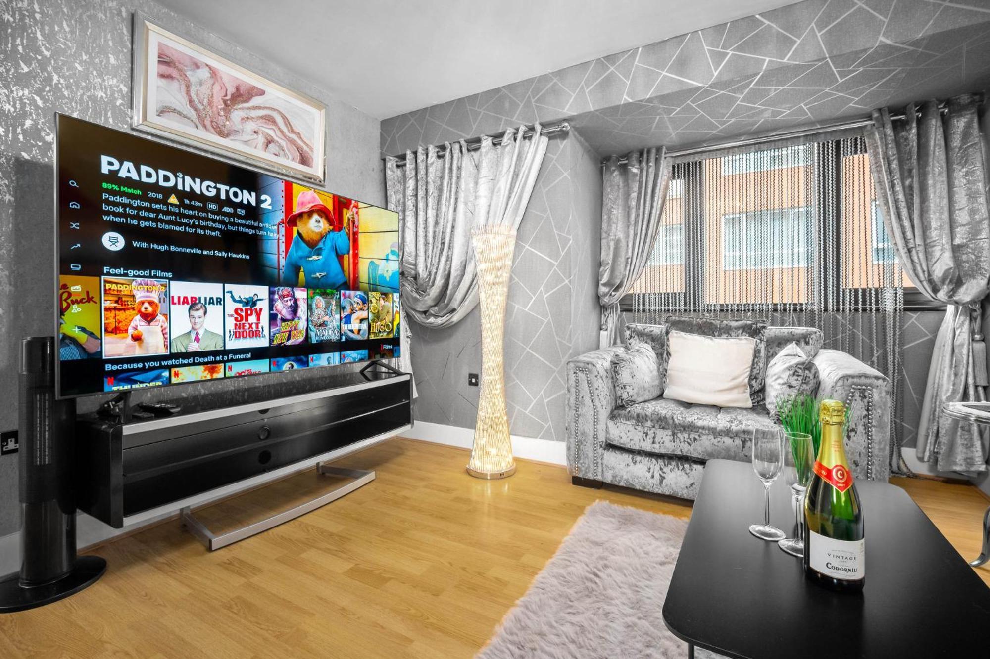 Luxury 1 Bed Flat With Parking 11K - Top Rated - Netflix - Wifi - 70 Inch Smart Tv - Birmingham City Centre - Tv In Bedroom - Top Rated 외부 사진