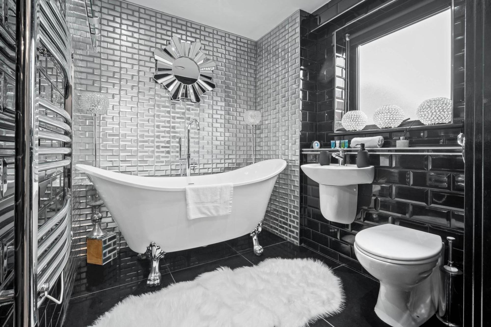 Luxury 1 Bed Flat With Parking 11K - Top Rated - Netflix - Wifi - 70 Inch Smart Tv - Birmingham City Centre - Tv In Bedroom - Top Rated 외부 사진