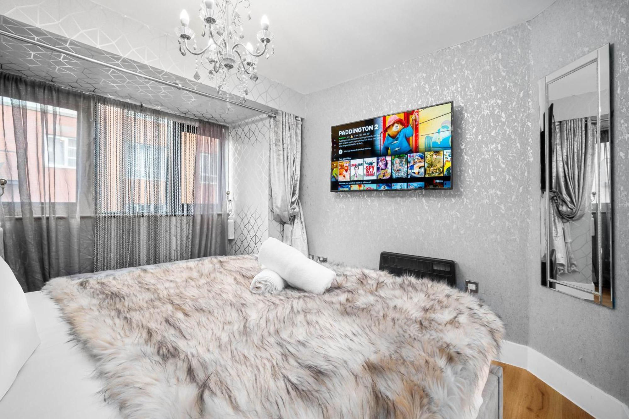 Luxury 1 Bed Flat With Parking 11K - Top Rated - Netflix - Wifi - 70 Inch Smart Tv - Birmingham City Centre - Tv In Bedroom - Top Rated 외부 사진