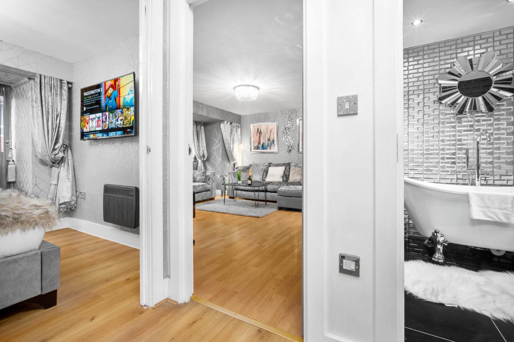 Luxury 1 Bed Flat With Parking 11K - Top Rated - Netflix - Wifi - 70 Inch Smart Tv - Birmingham City Centre - Tv In Bedroom - Top Rated 외부 사진